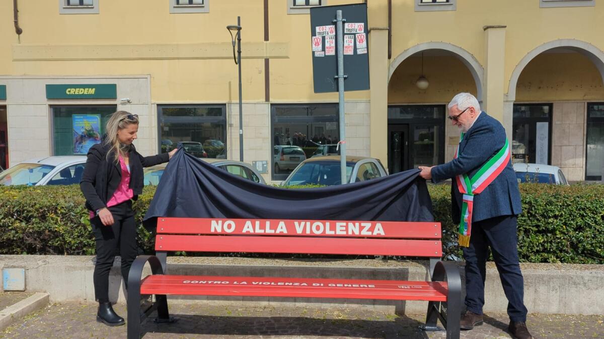 Aprilia - Una panchina rossa in piazza Roma per dire no alla violenza di genere - 