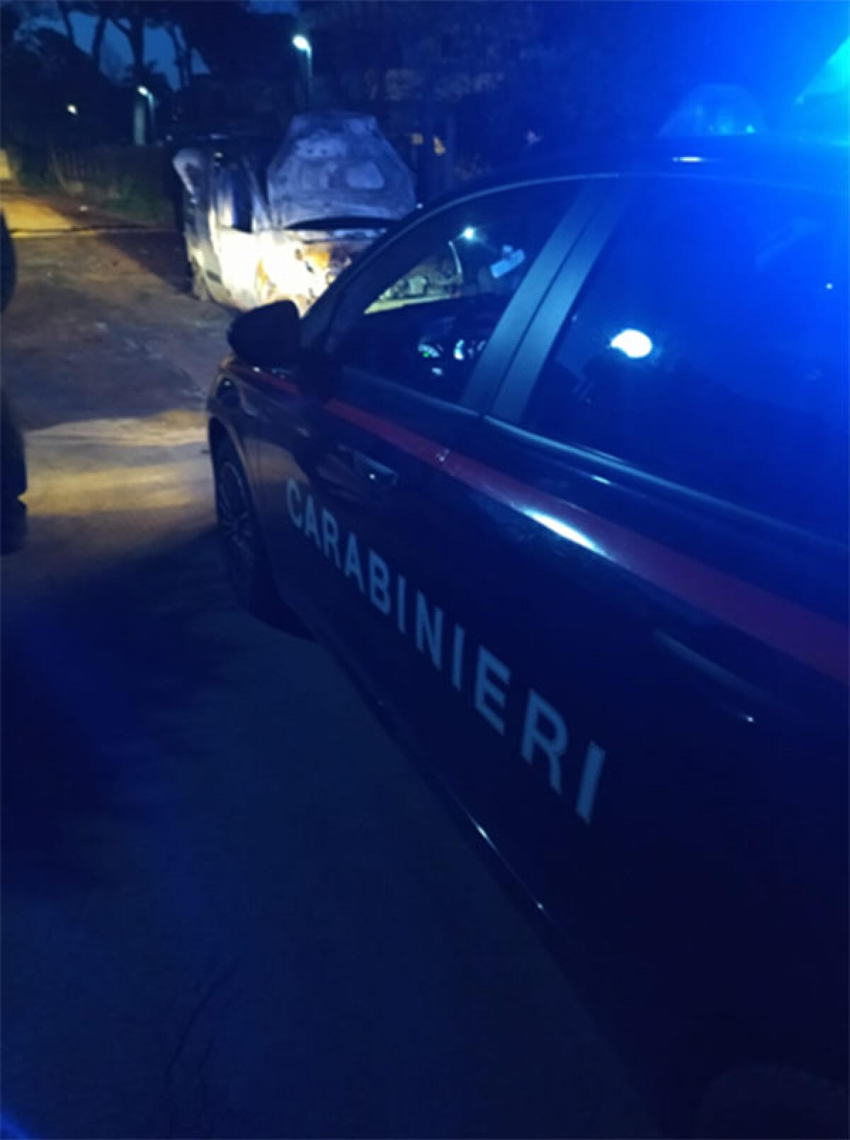 Autocarro in fiamme all’interno di un residence di via San Felice Circeo, a Terracina. - 