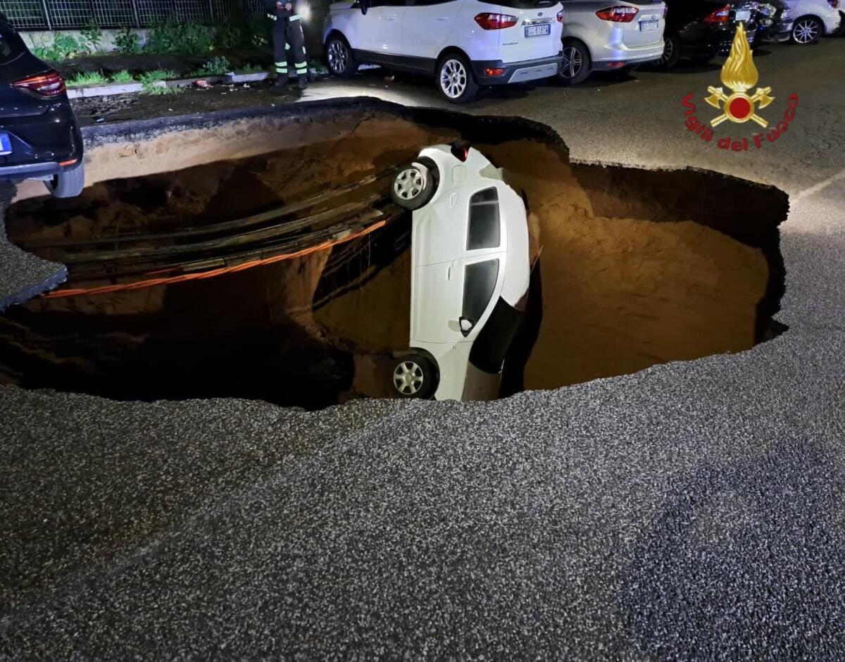 Una voragine profonda 13 metri si apre in strada a Roma: due auto sprofondate all’interno. - 