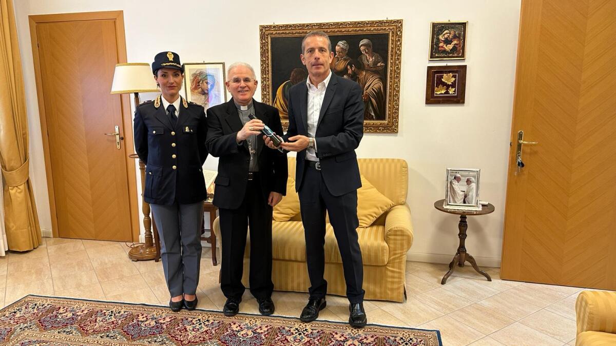 Il Questore di Latina consegna al Vescovo l’Olio del giardino della memoria di Capaci - 