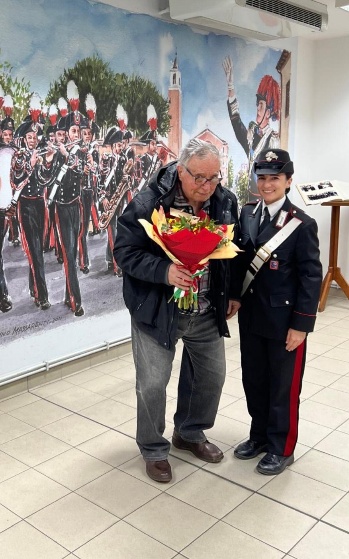 Porta in dono un mazzo di fiori ad un Carabiniere donna della Stazione di Aprilia per omaggiare tutte le donne della Benemerita. - 