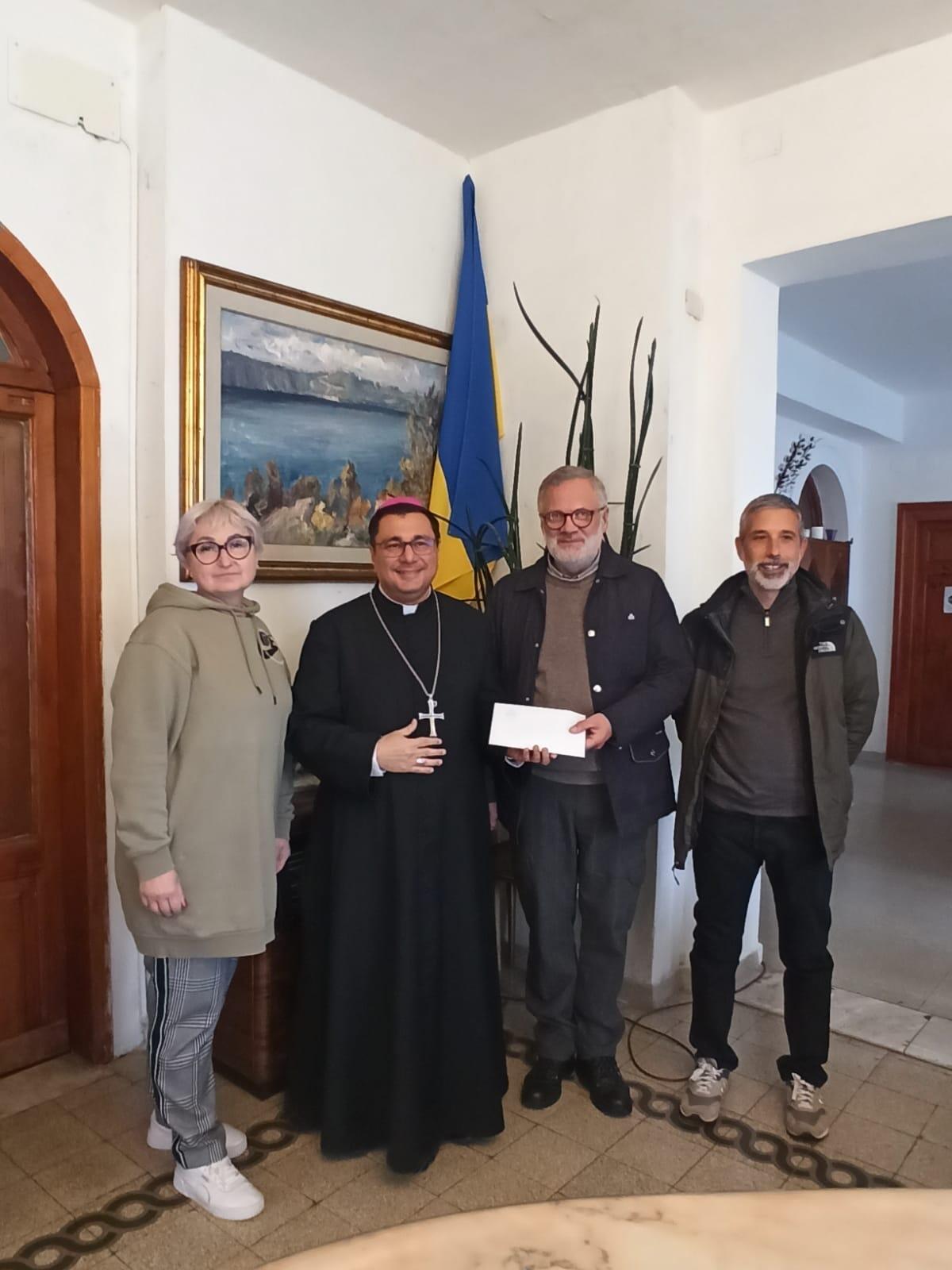Il Vescovo di Albano, Vincenzo Viva, in visita al monastero studita ucraino di Castel Gandolfo: donati 5mila euro. - 