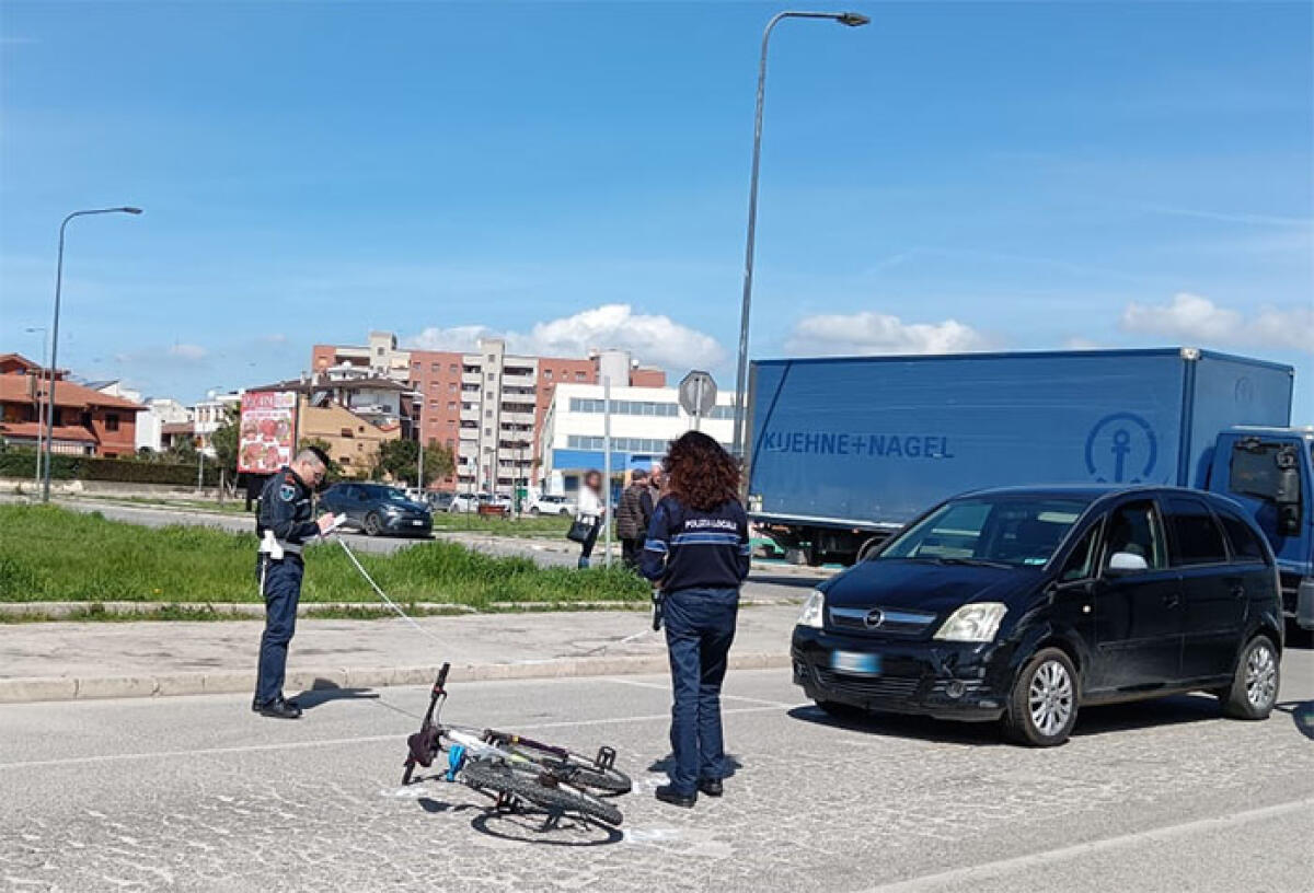 Ciclista investito da un'auto lungo via Ugo La Malfa, ad Aprilia. - 
