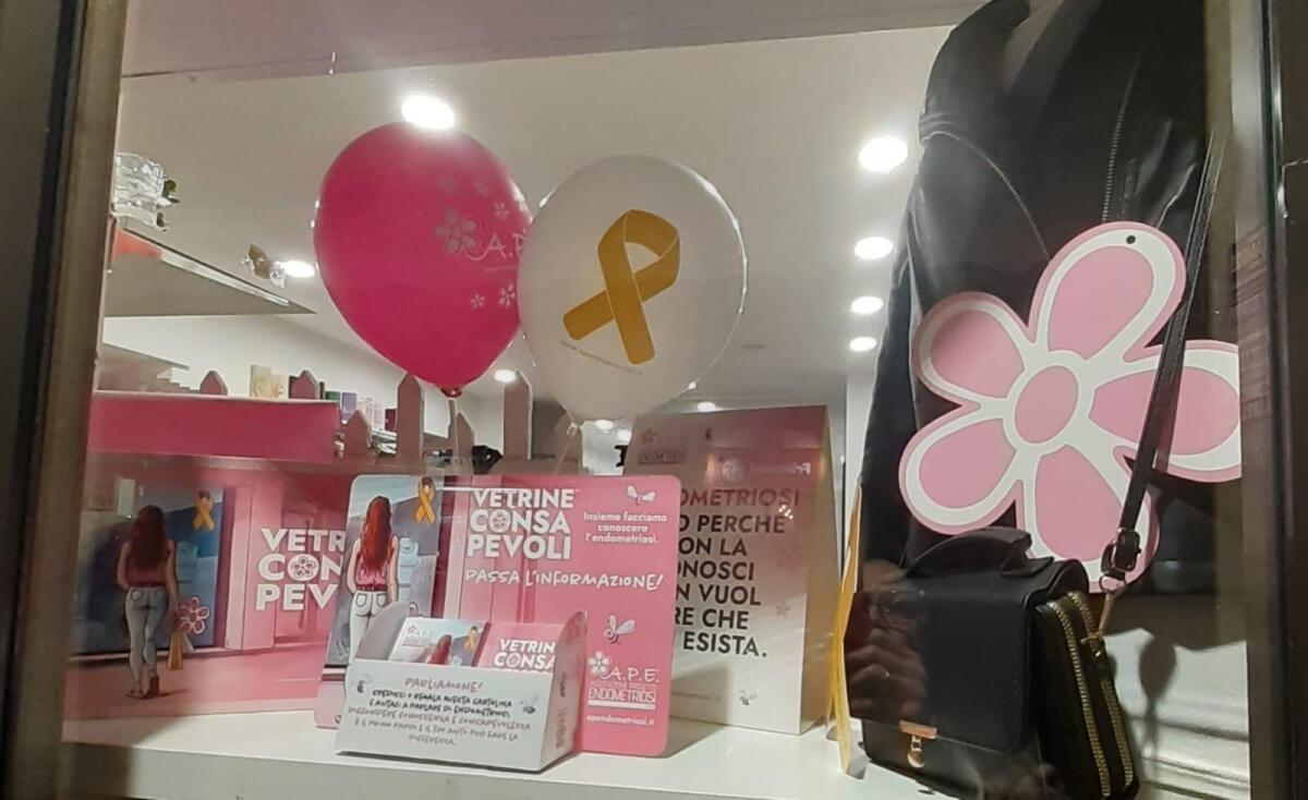 “Vetrine Consapevoli” a Cisterna per sensibilizzare sull’endometriosi. La Fontana Biondi si illumina di giallo. - 