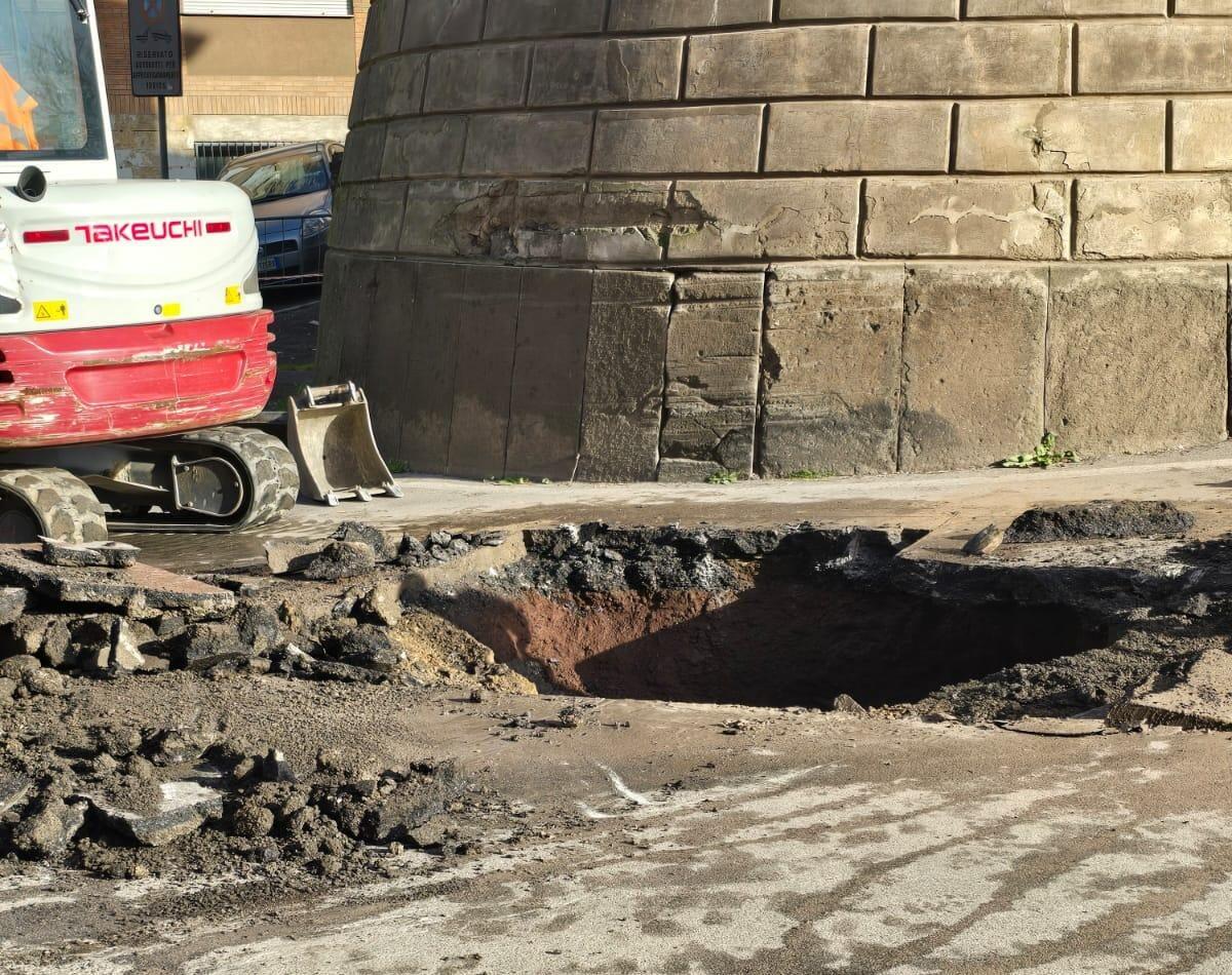 Tecnici Acea al lavoro a Velletri, per la voragine a Porta Napoletana: disagi per i prossimi 10 giorni - 
