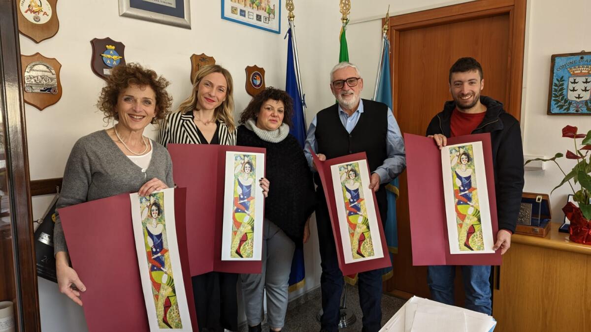 L’artista apriliana Cristiana Sadocco dona al Comune la litografia rappresentativa del Carnevale Apriliano 2024. - 
