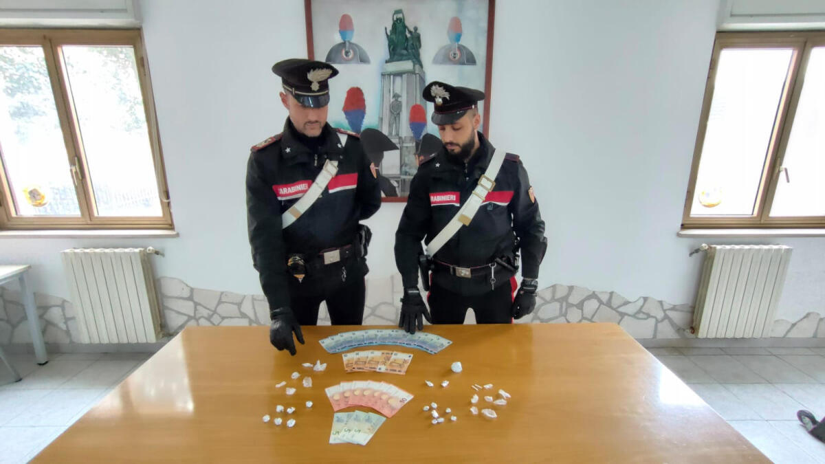 Tenta di evitare i carabinieri, fermato e controllato a Pomezia: in arresto per spaccio - 