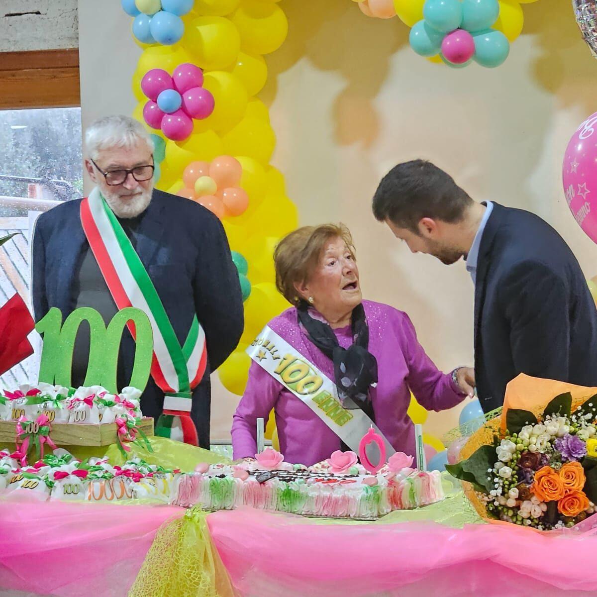 La signora Filomena Iacono di Aprilia festeggia i suoi 100 anni. - 