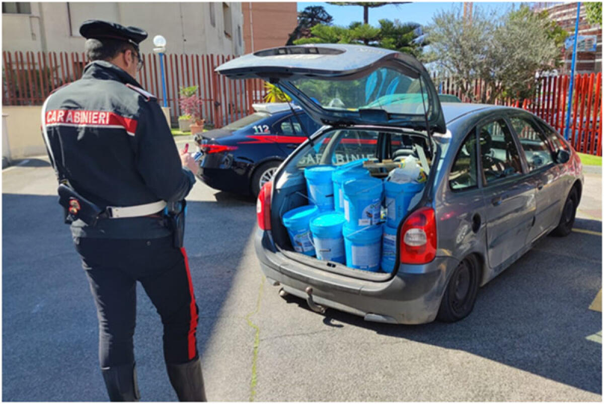 Rubano vernice ad Aprilia e fuggono all'alt dei carabinieri, madre e figlio inseguiti e arrestati a Pomezia - 