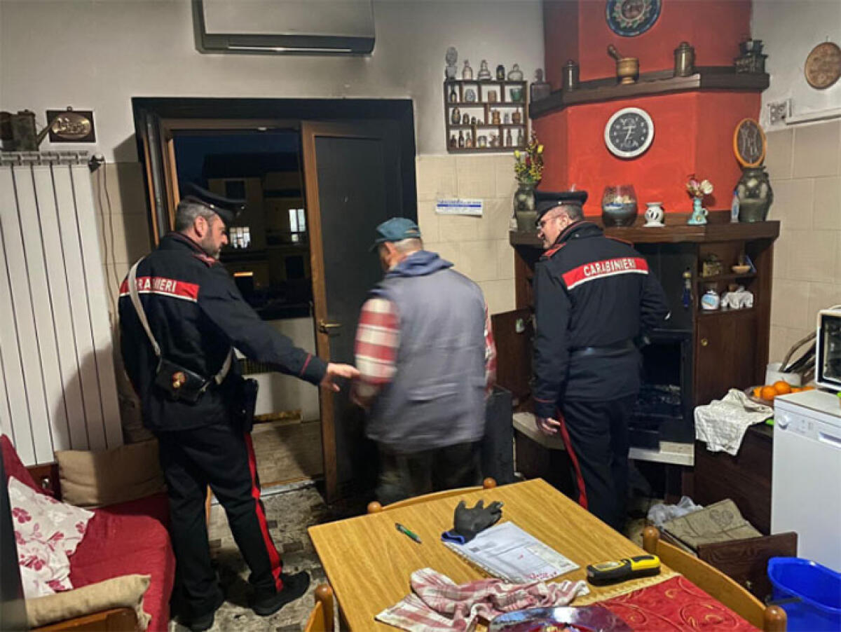 Fiamme nella sala da pranzo, vigili del fuoco e carabinieri soccorrono una coppia di anziani. - 