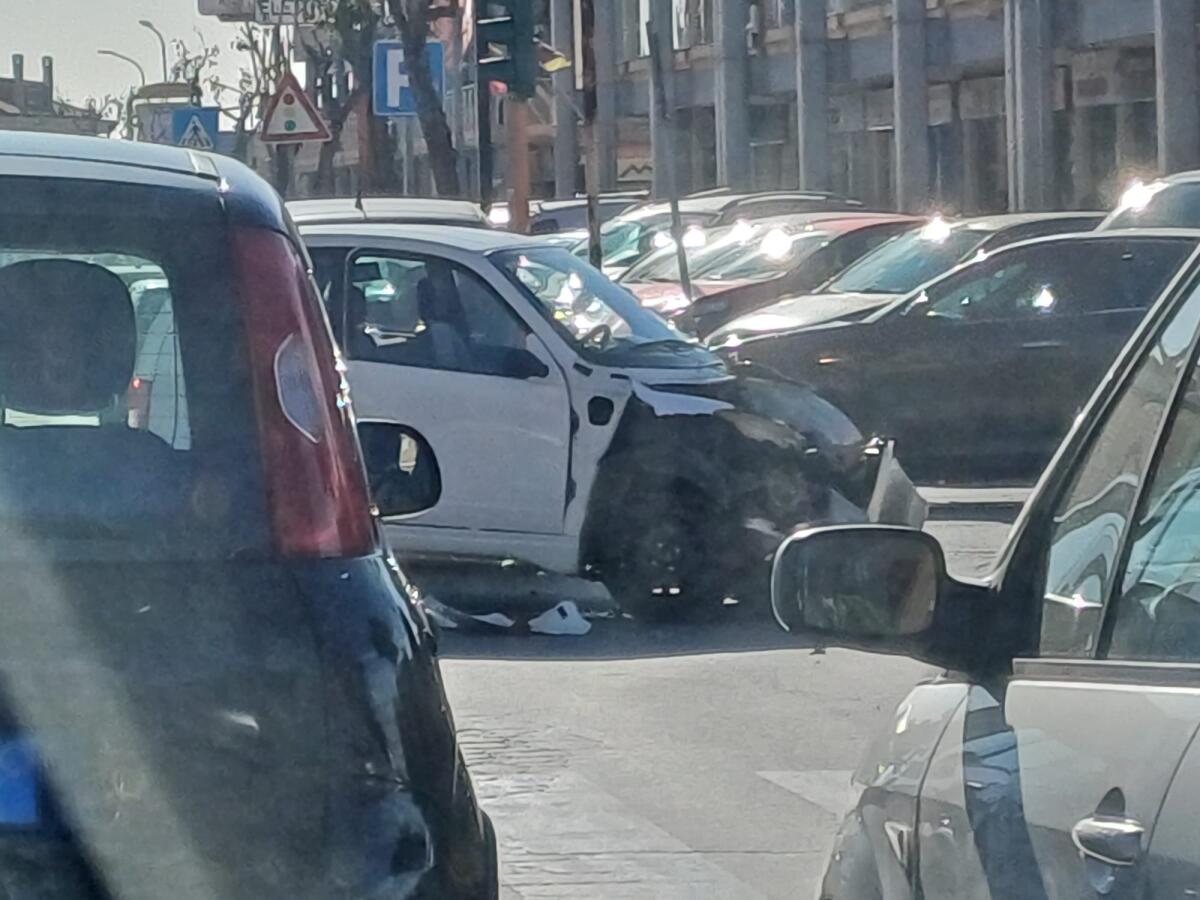 Schianto tra minicar e auto all’incrocio ad Aprilia - 