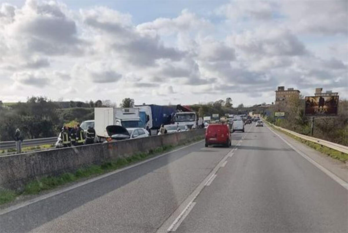 Tamponamento tra camion ed auto sulla Pontina, tra via Monte D’Oro e la Laurentina. Pomeriggio da incubo per i pendolari. - 