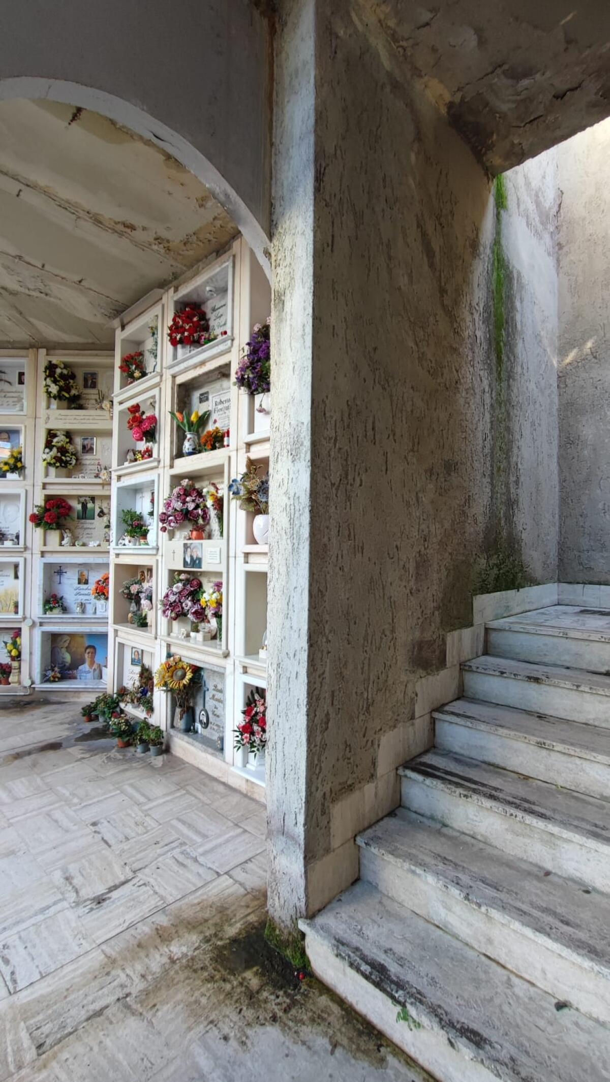 Cimitero di Aprilia, la denuncia del consigliere Fiorentini: “infiltrazioni, muschio e muffa sulle pareti e nelle scale, scarsa illuminazione”. - 