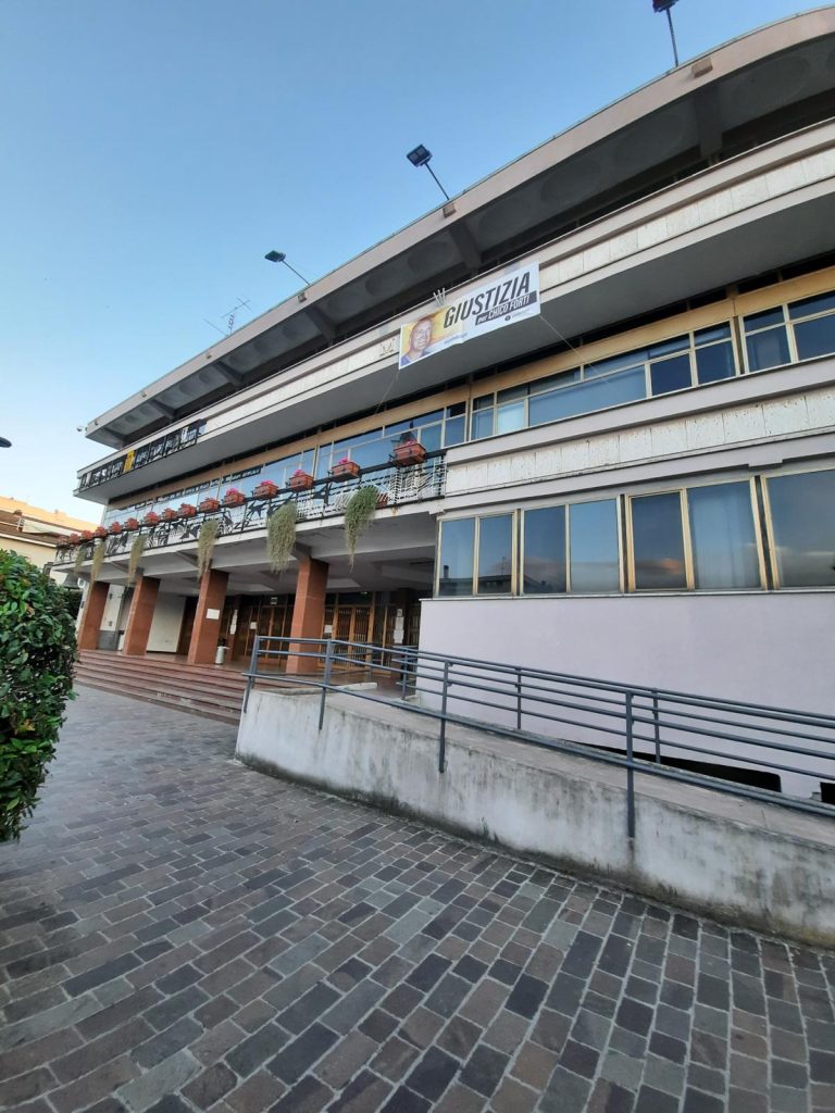 lo striscione appeso in Comune ad Aprilia nel 2020 per chiedere giustizia per Chico Forti