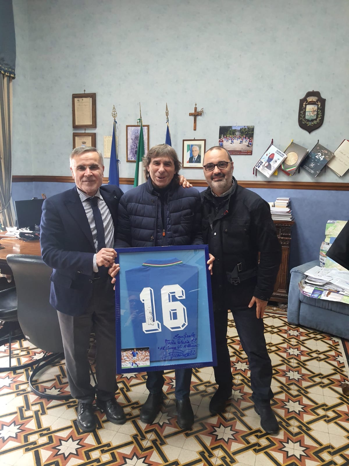 Bruno Conti dona al Comune di Nettuno la maglia del Mondiale di calcio del 1982