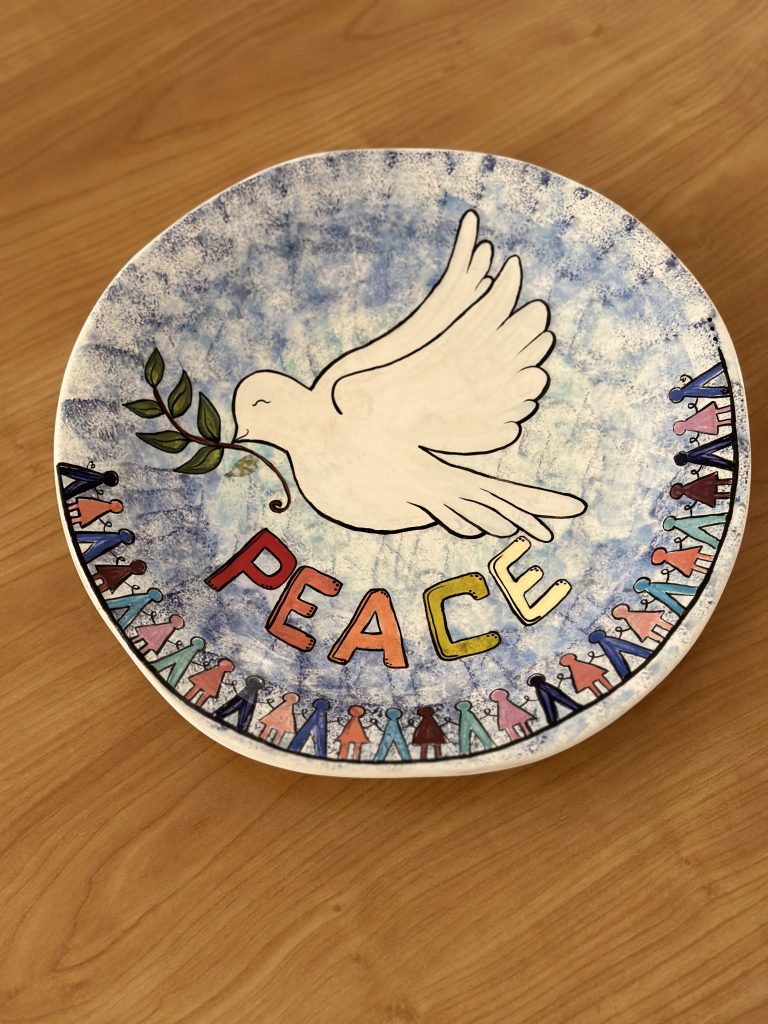 il piatto donato al Vescovo