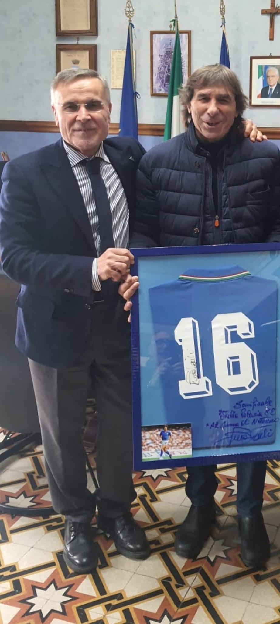 Bruno Conti dona al Comune di Nettuno la maglia del Mondiale di calcio del 1982