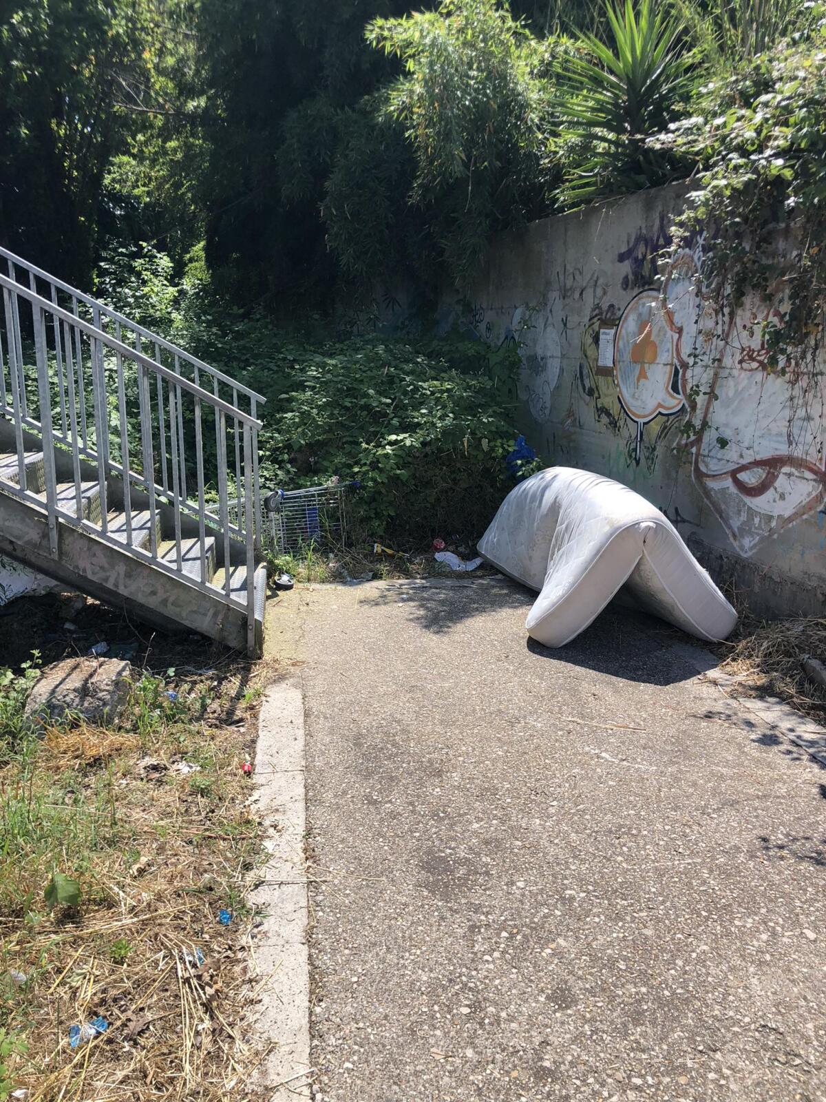 Discarica alla fermata Cotral del ponte Montarelli, la denuncia: "Indecente per i pendolari prendere il bus così" - 
