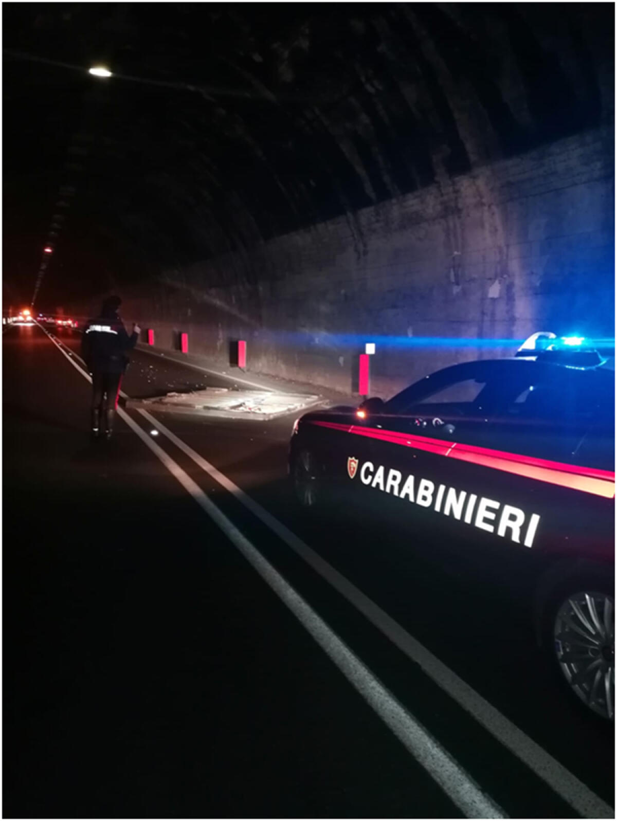 Camion perde lo sportello posteriore e il carico: auto danneggiata sotto la galleria - 