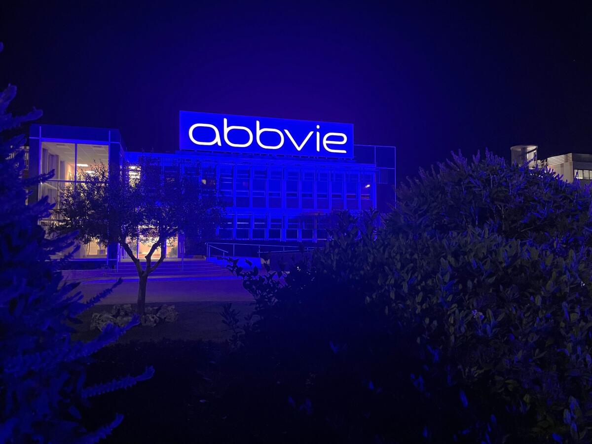 Lo stabilimento AbbVie di Aprilia questa sera si illumina di blu e di verde per la Notte Mondiale del Parkinson. - 