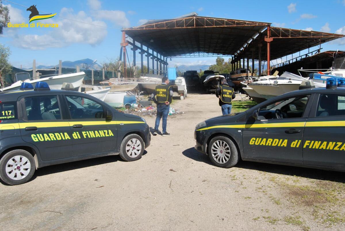 Scoperte dalla Finanza a Fondi e sul litorale romano due discariche abusive. Sequestrati un rimessaggio di barche ed un pontile. - 