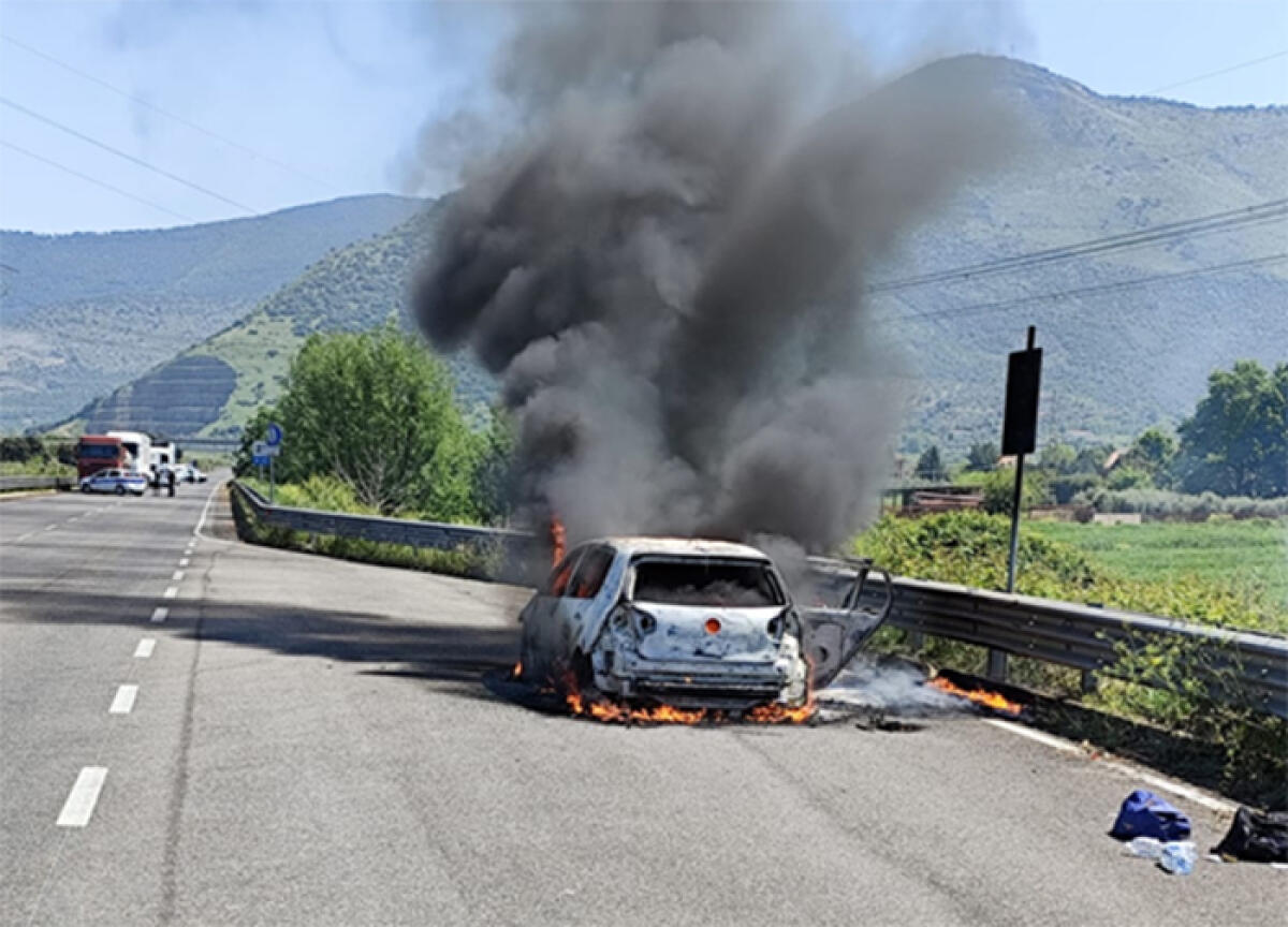Auto in marcia prende fuoco sulla strada Monti Lepini, a Priverno: 59enne di Latina in salvo. - 