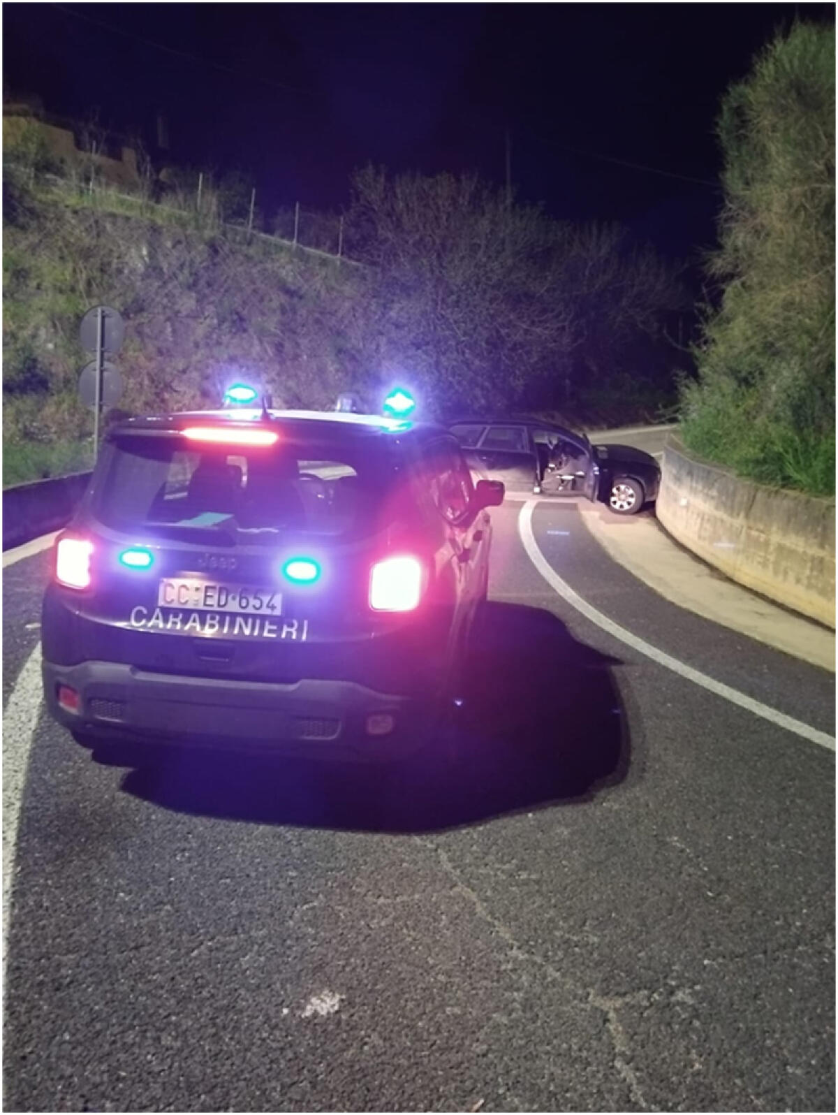 Contro un muro con l'auto del padre, rifiuta gli accertamenti su alcool e droga. Denunciato - 