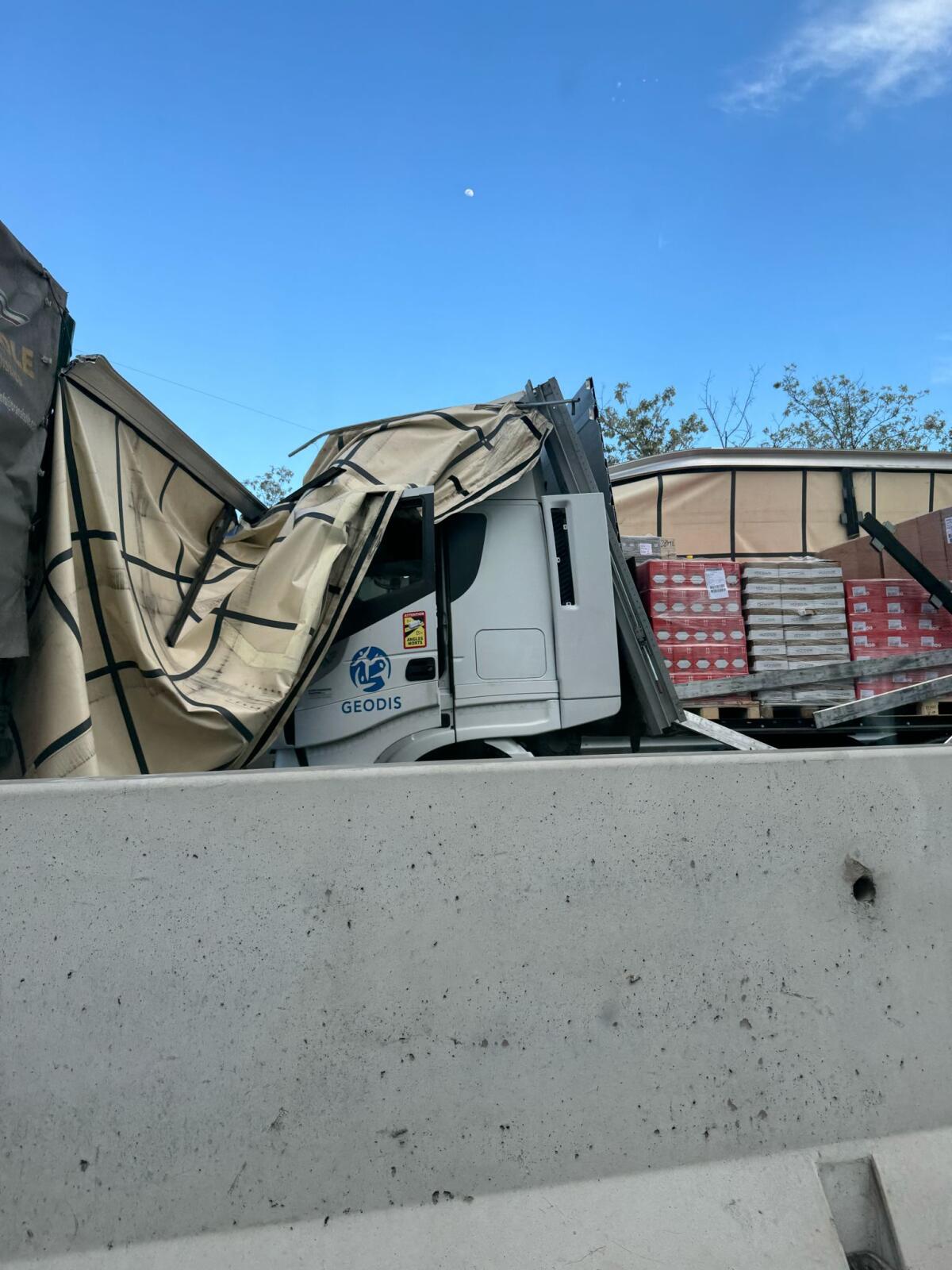 Pontina impercorribile sempre di più: incidente tra due tir blocca il traffico verso Roma - 