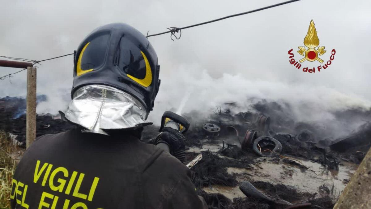 Discarica abusiva in fiamme in via Montagnano ad Ardea: proseguono le operazioni dei vigili del fuoco. - 