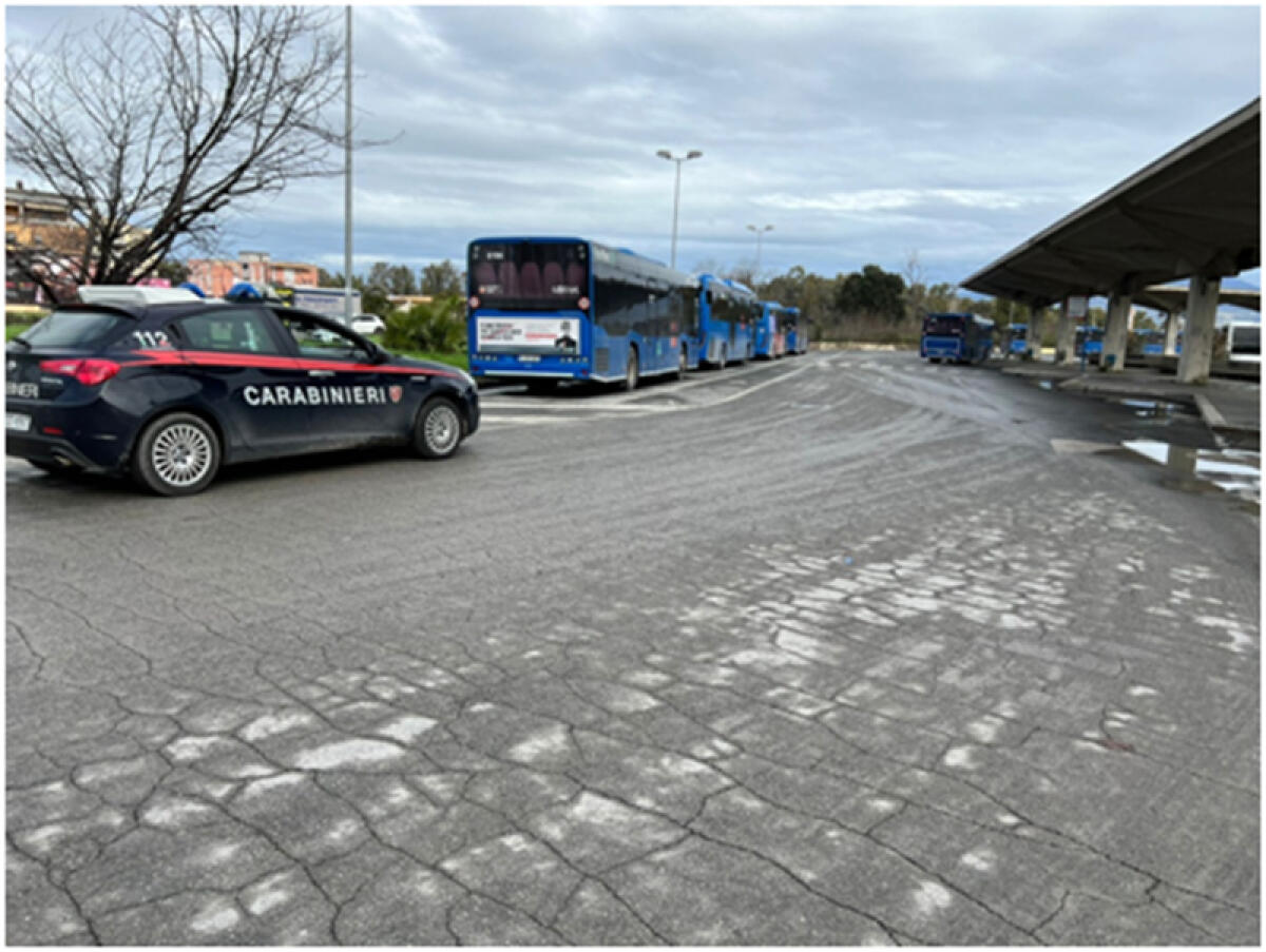 Lancia pietre contro il bus Cotral, fermato e portato in ospedale - 
