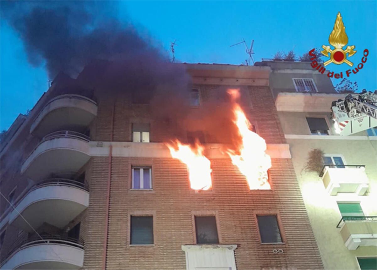 Un uomo morto carbonizzato nell’incendio di una palazzina a Roma. E' accaduto all'alba. - 