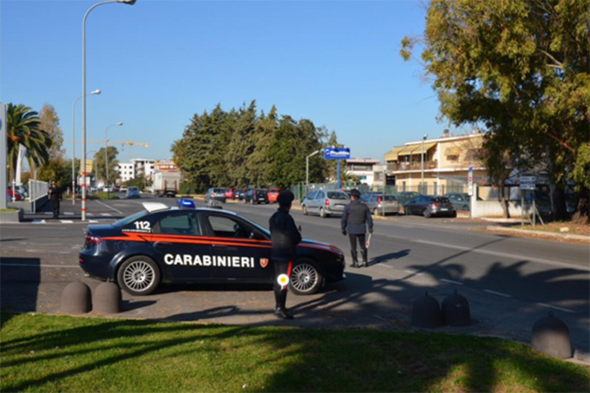Ruba articoli di intimo ed abbigliamento in un supermercato di Latina. - 