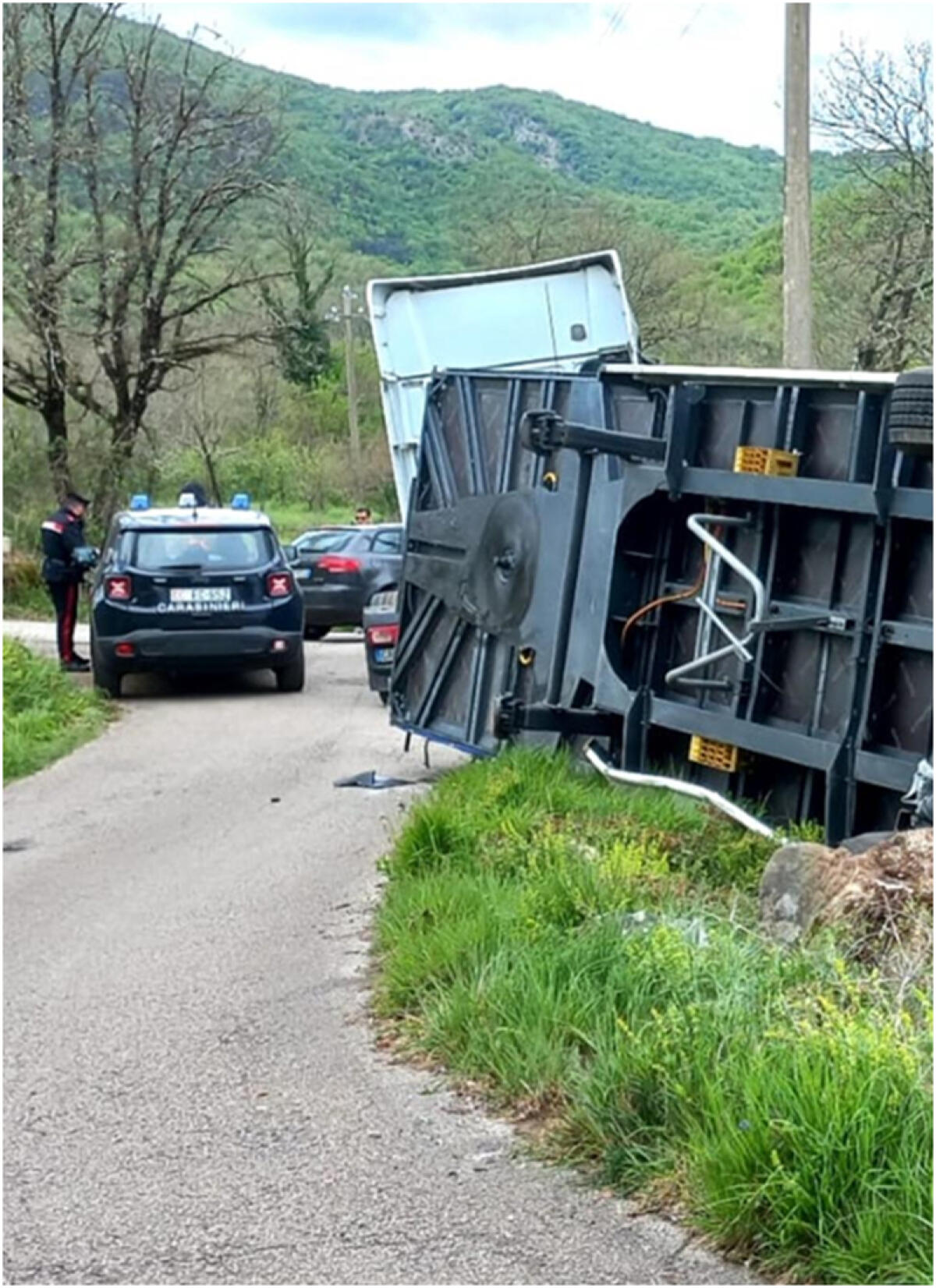 Incidente nel sud pontino: autoarticolato si ribalta - 