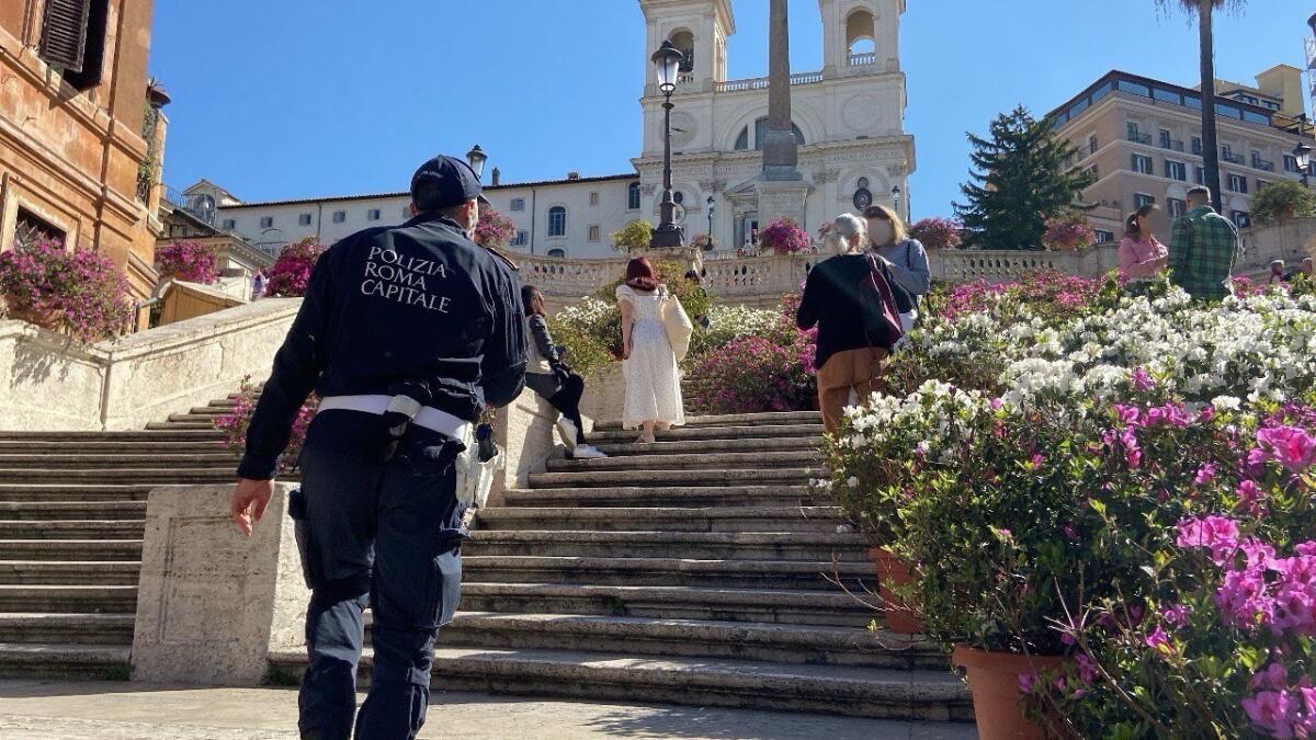 Ladra seriale fermata nella zona di Piazza di Spagna a Roma: rubava borse, occhiali e profumi dai negozi. - 