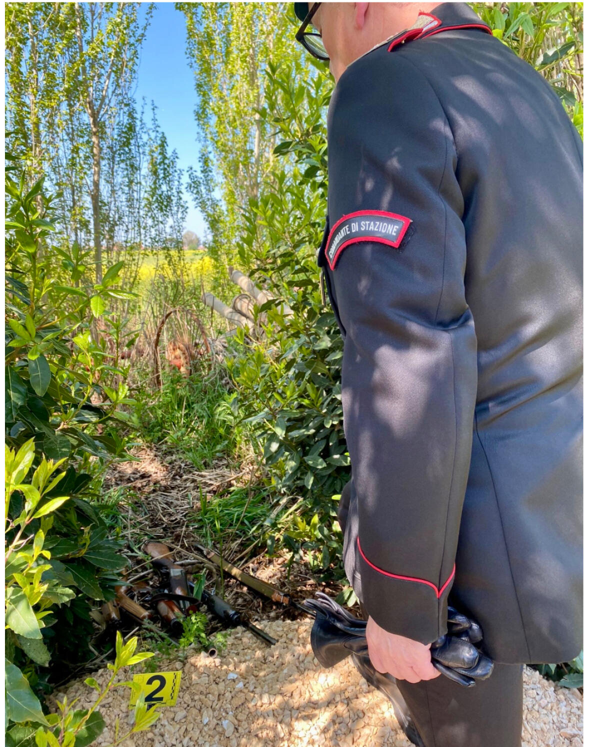 Terracina - Va a pescare e tra i cespugli trova le armi rubate - 