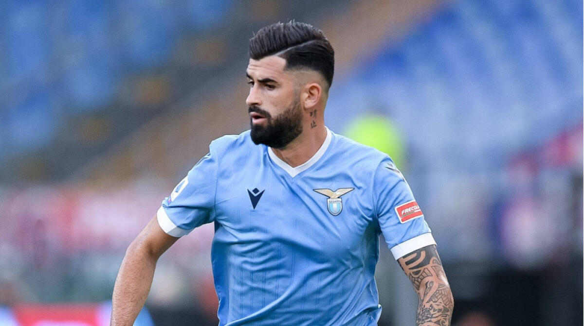 Disavventura sul Grande Raccordo Anulare per il calciatore della Lazio Hysaj: la Ferrari va a fuoco, lui scappa - 