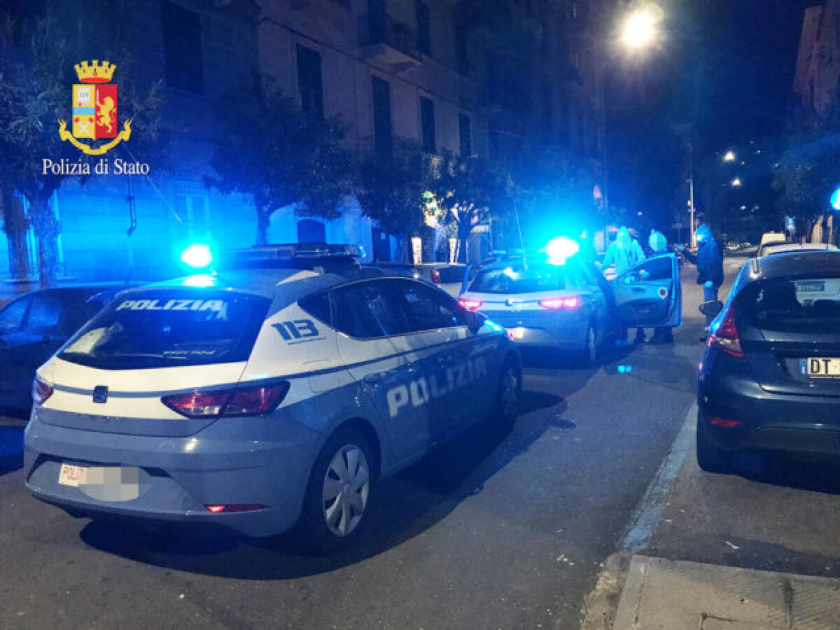 Colpo di pistola in aria in via Don Morosini, a Latina. Due persone incappucciate fuggono in auto. - 