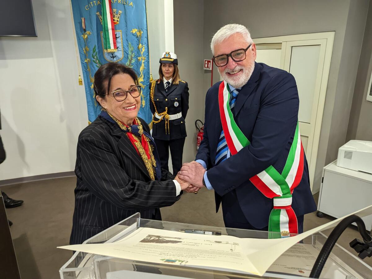 APRILIA - Conferita la cittadinanza onoraria alla scrittrice brasiliana Elma Sant'Ana, ispiratrice del gemellaggio con Mostardas. - 