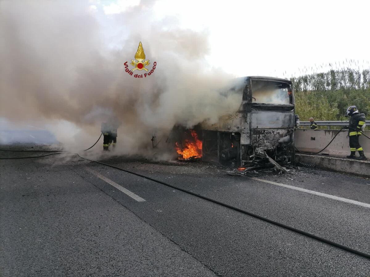 Bus turistico in fiamme sul GRA: disagi al traffico - 