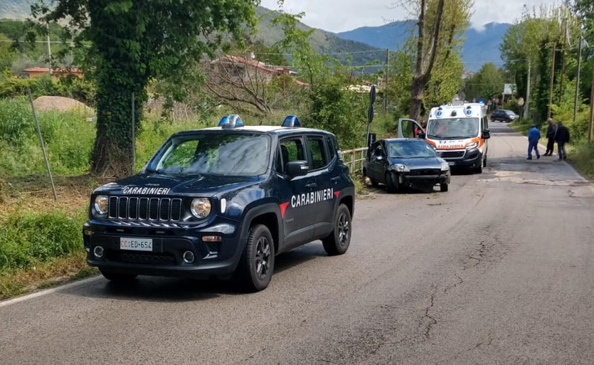 Perde aderenza in curva e urta una barriera di contenimento - 