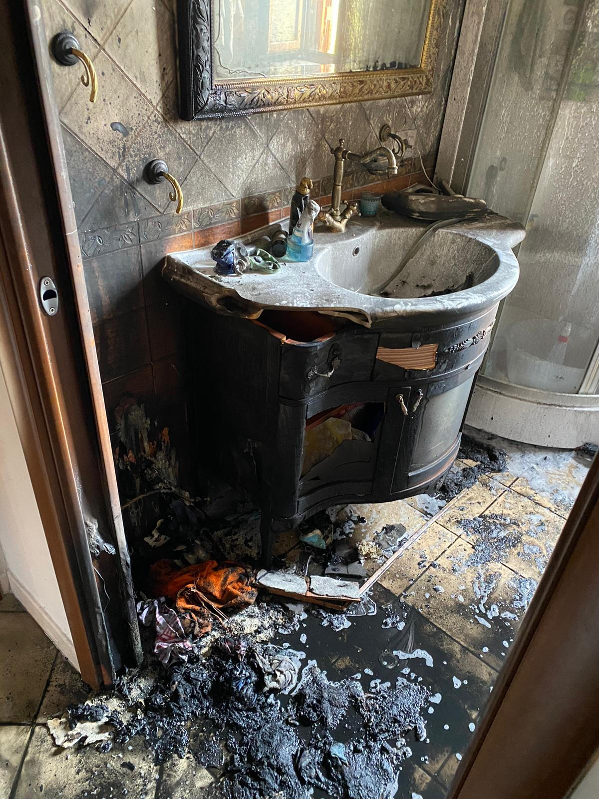 Guasto allo scaldino, l'incendio devasta il bagno: salva una coppia - 