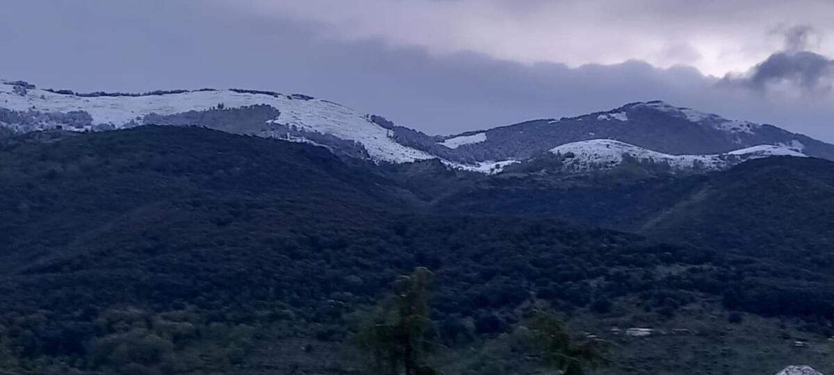Spunta la neve sul massiccio del Semprevisa. Dopo l’anticipo d’estate dei giorni scorsi, precipitano le temperature. - 