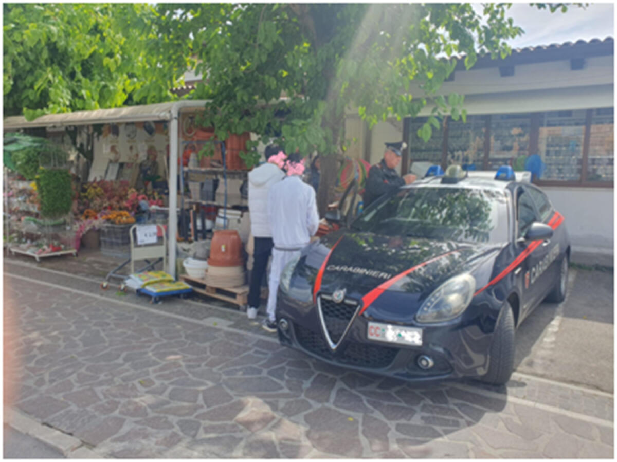 Rubano costumi e pantaloncini da un negozio, 2 minori cercano di rimediare e restituiscono tutto - 