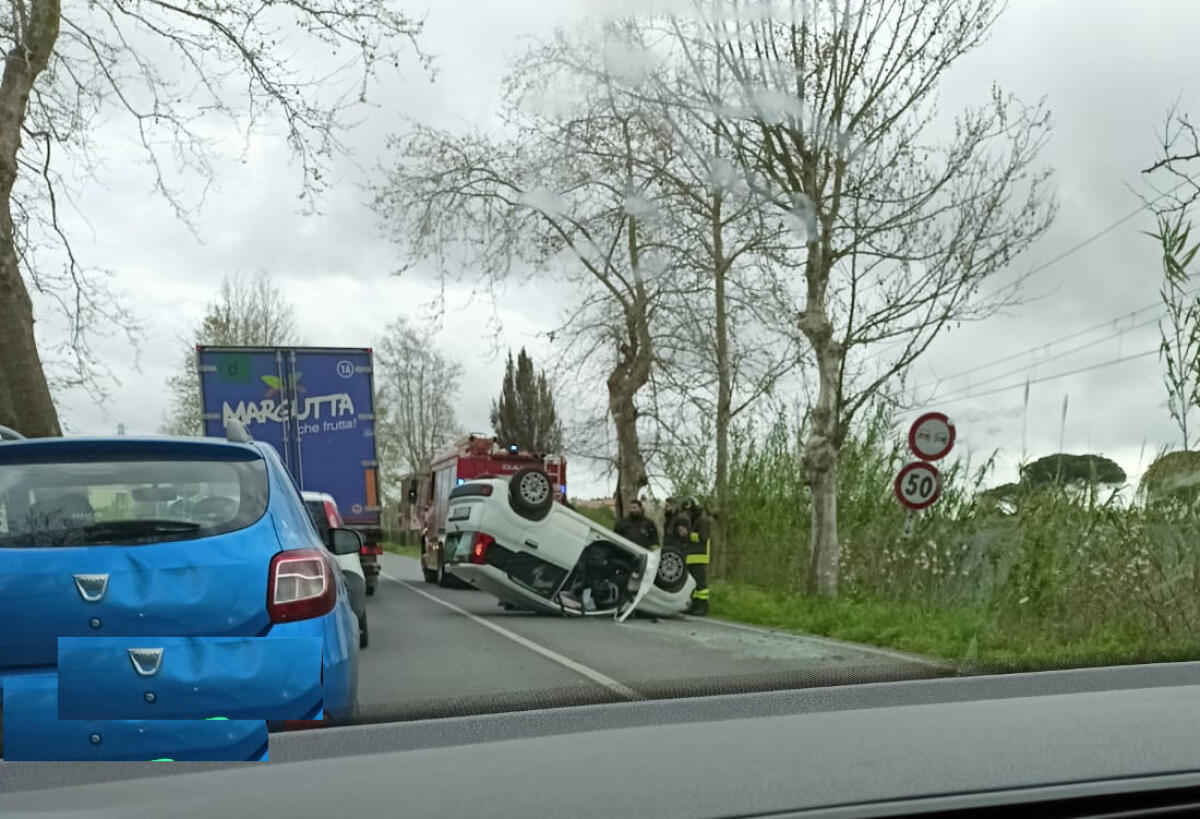 Aprilia - Auto si ribalta sulla via Nettunense - 
