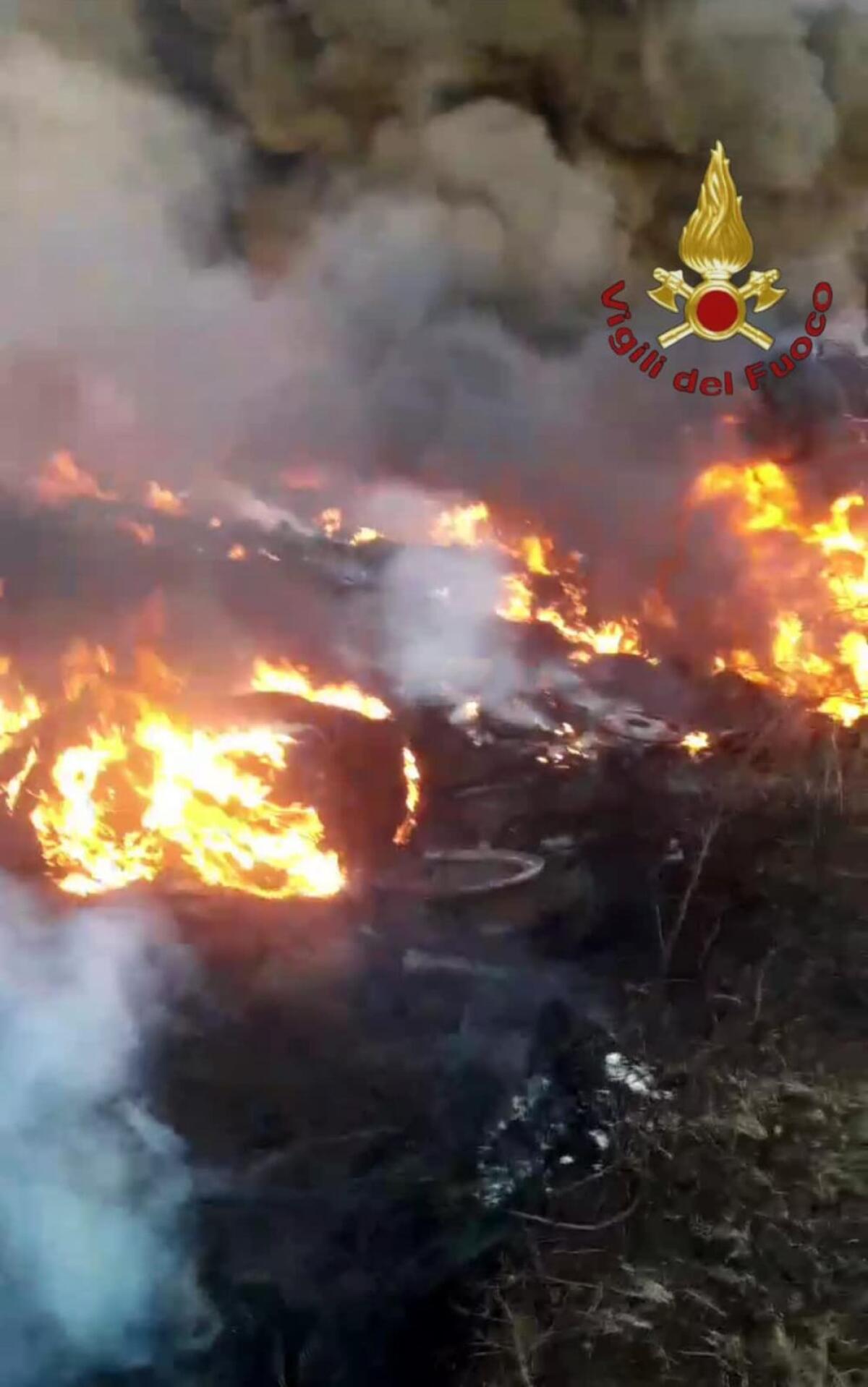 GROSSO INCENDIO DI PNEUMATICI AD ARDEA: a fuoco una discarica abusiva - 