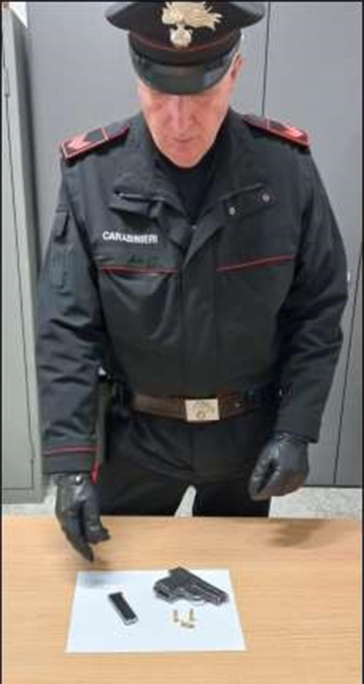 Si nasconde dietro ad un albero per evitare i carabinieri: era in possesso di un'arma clandestina, arrestato - 