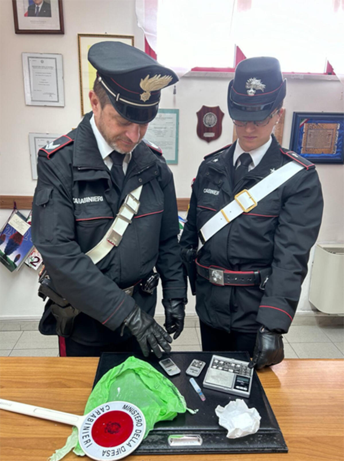 Venne aggredito in casa da due uomini, i carabinieri lo trovano con la droga - 