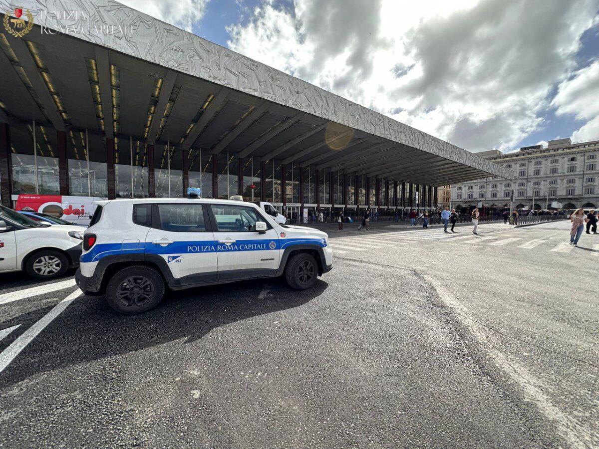 Stazione Termini -  Prende il telefono di una donna e fugge, ma la Polizia locale lo blocca. Denunciato per furto e resistenza a pubblico ufficiale un 36enne - 