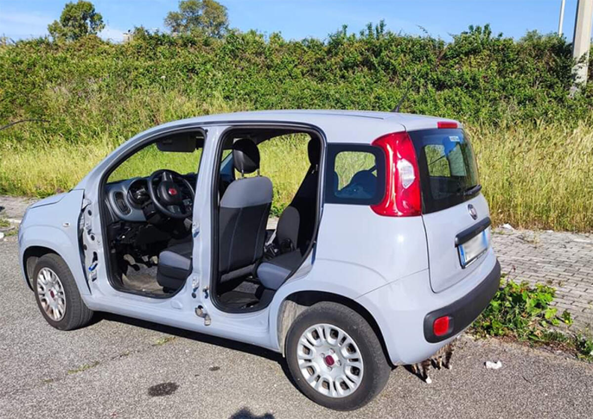 Lascia la sua Fiat Panda al parcheggio della stazione di Campoleone e la ritrova senza sportelli. - 
