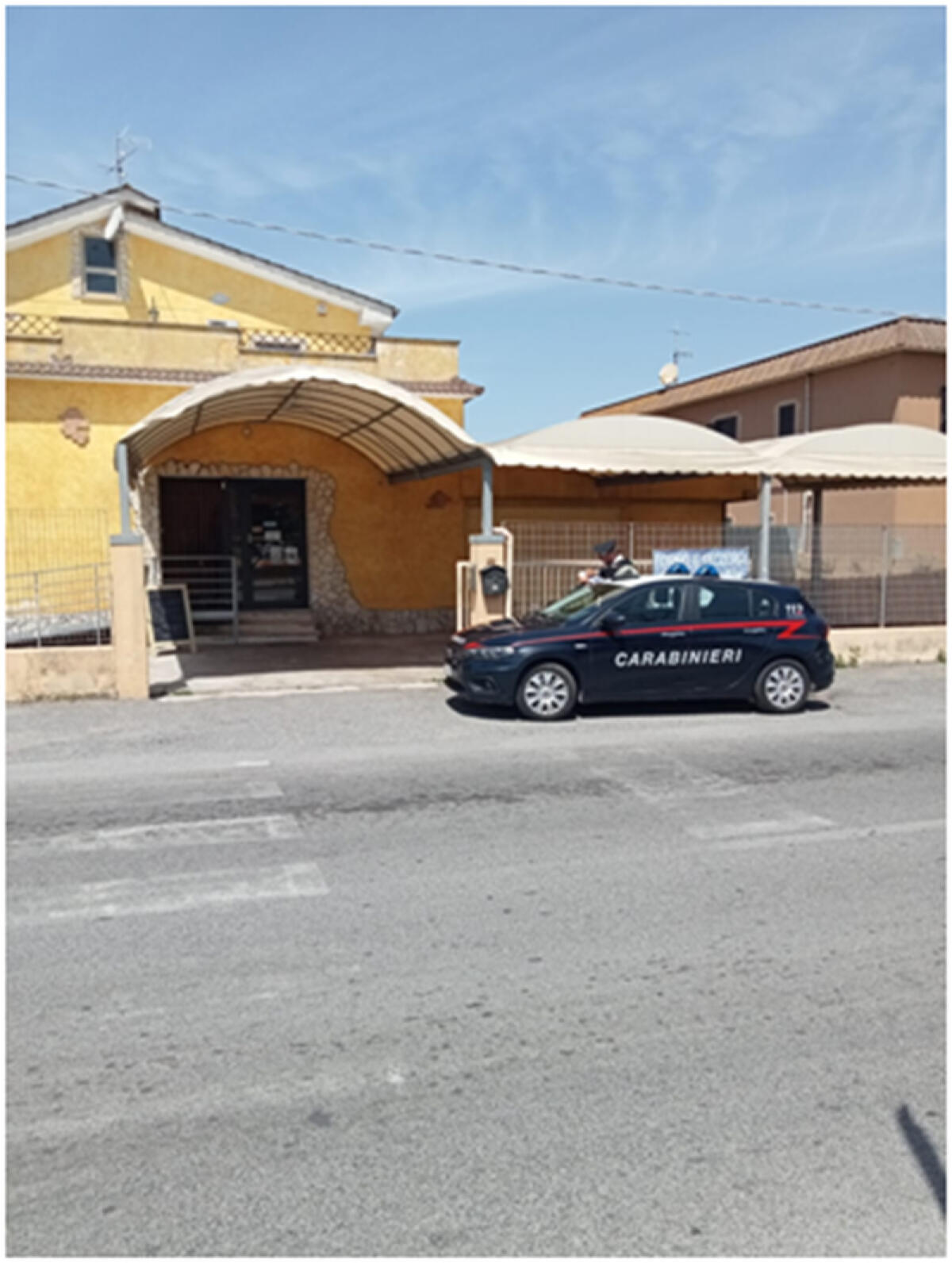 Tentano la rapina in una pizzeria a Campoverde: messi in fuga da un dipendente poi colpito al volto dal calcio della pistola - 